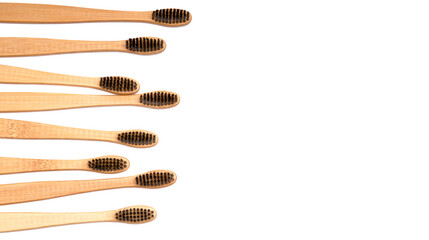 Bamboo toothbrushes formados de manera horizontal on white background. environmentally friendly biodegradable toothbrushes. copy space for advertising