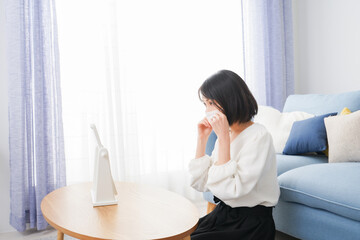 マスクによる肌荒れを気にする女性