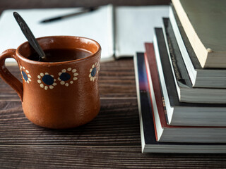 Leyendo libros con un rico cafe de olla.