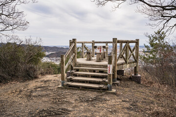 Fototapeta na wymiar 両崖山　展望台（ハイカー休憩所）の風景　登山ルート　2021年1月