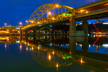 Fototapeta na wymiar Pittsburgh. The City f Bridges !