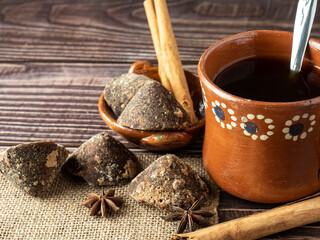 Taza de cafe de olla con canela y piloncillo.