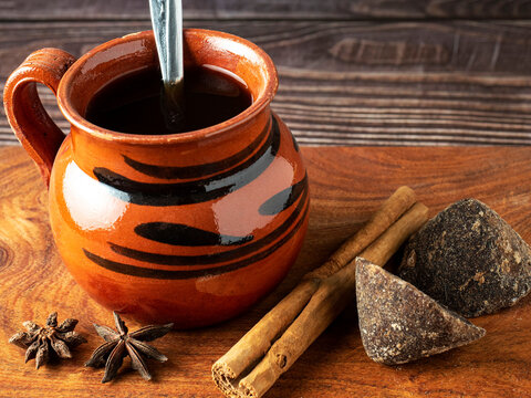 Taza de cafe de olla con canela y piloncillo.