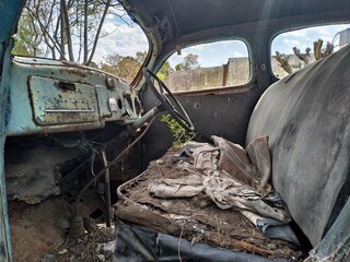 Fototapeta na wymiar old abandoned car