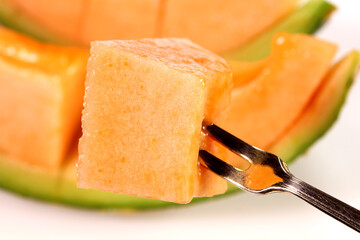 レッドメロンを食べる