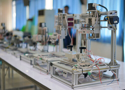 Mini CNC machines for education, assembly, and test run in the classroom.