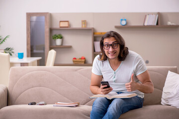 Obraz premium Young male student preparing for exams at home