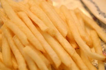 皿のうえにある美味しいフライドポテト