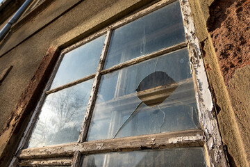 kaputtes Fenster an einen baufälligen Haus