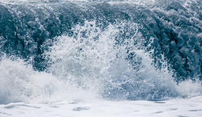 Fototapeta na wymiar Splashing big waves on the seashore.