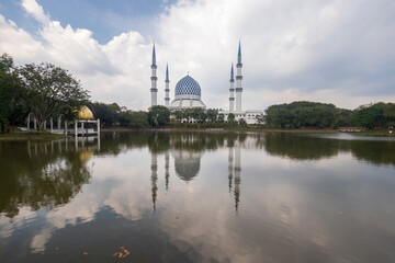 Fototapeta na wymiar view of Sultan Salahuddin Abdul Aziz Shah Mosque (also known as the Blue Mosque)