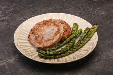 Grilled tuna steak with asparagus