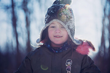 Cute little girl playing wiht snow