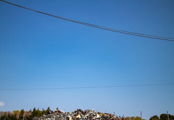 ゴミ山と青空 a mountain of garbage and the blue sky