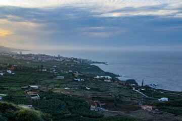 La costa norte de la isla de Tenerife, España. Cultivos de banano junto a viviendas en las zonas litorales litorales.