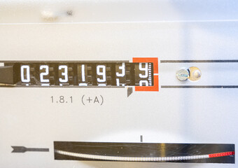 Detail eines Stromzählers im Haus