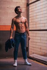Chico guapo en fotografía urbana hípster con cuerpo muy fitness