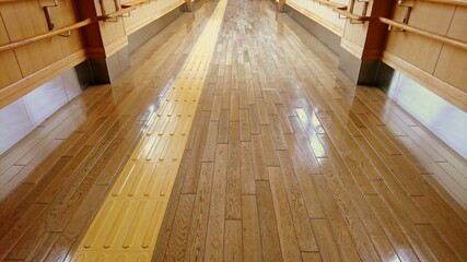 点字ブロックと廊下