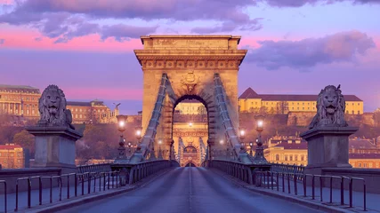 Selbstklebende Fototapete Kettenbrücke Budapest Castle und berühmte Kettenbrücke in Budapest bei einem Sonnenaufgang