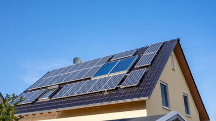 Dach eines Einfamilienhaus mit vielen Solarzellen