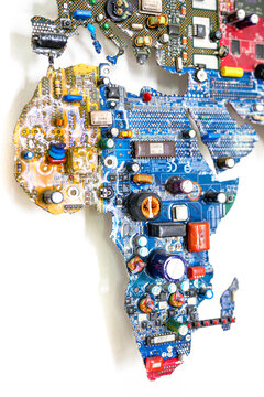 Immagine di continenti formata da rifiuti elettronici recuperati ed assemblati assieme 
