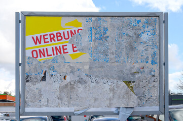 Obraz premium Plakatwand mit halb sichtbarer alter Werbung