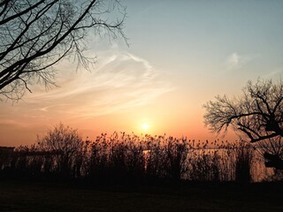 Fototapeta na wymiar 湖畔の日の出