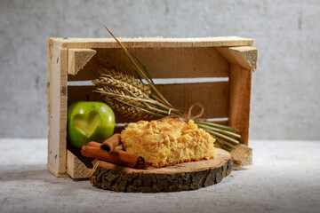 Frischer Apfelkuchen mit Butterstreusel selbstgebacken 