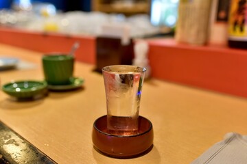 グラスいっぱいの日本酒