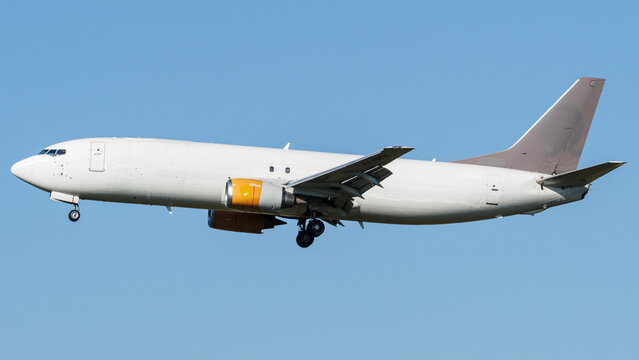 B737