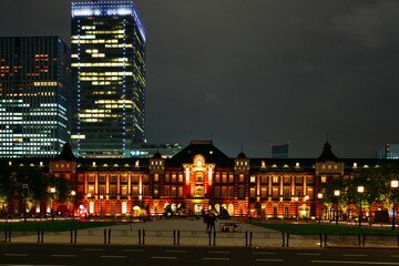 Fototapeta na wymiar 東京駅を正面から見る