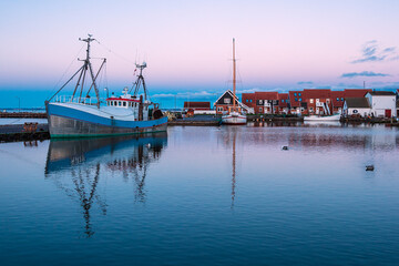 Blick auf den Hafen von Klintholm Havn in Dänemark