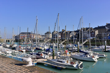 Vue sur le port de Saint-Valery-en-Caux ( 76460) depuis le Quai du Havre, dans le département de Seine-Maritime en région Normandie, France