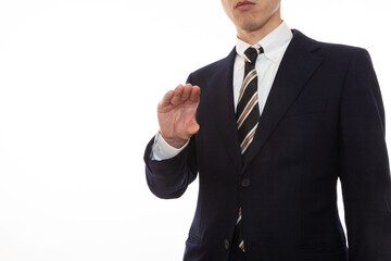 手で掴むジェスチャーをするスーツを着た男性