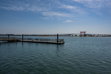 Fototapeta na wymiar 弁天島海浜公園から弁天島シンボルタワー(赤鳥居)を望む
