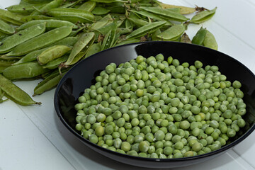 Guisantes frescos y sus vainas.