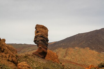 La roca llamada Cinchado en el paisaje volcánico del volcán Teide, isla de Tenerife, España. Paisaje árido y rocoso del Parque Nacional del Teide.