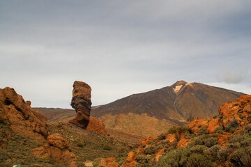 El volcán Teide y la roca llamada Cinchado, en la isla de Tenerife, Islas Canarias, España. Paisaje árido y rocoso del Parque Nacional del Teide.