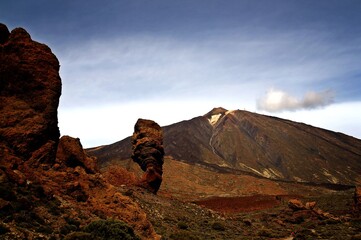 Naklejka premium El volcán Teide y la roca llamada Cinchado, en la isla de Tenerife, Islas Canarias, España. Paisaje árido y rocoso del Parque Nacional del Teide.