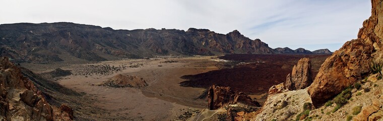 Vista panorámica de la lava negra del volcán Teide. Mirador Roques de García. Lava de la erupción de 1798 en la isla de Tenerife, Islas Canarias, España.