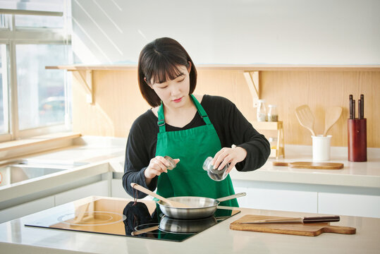 집에서 요리하는 한국 여자. 아시아 여자 모델. 1인 요리방송. 