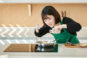 집에서 요리하는 한국 여자. 아시아 여자 모델. 1인 요리방송. 