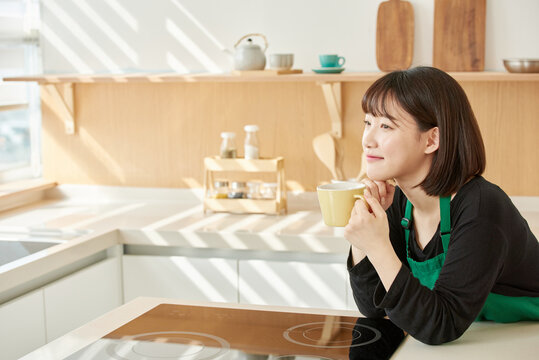 아침에 집에서 커피 또는 차를 마시다.  한국 여자. 아시아 여자 모델. 여유로운 아침, 여유로운 생활 