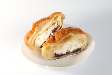 あんこと生クリームの入ったパイ生地のパン