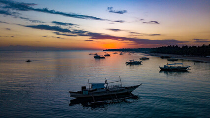 Naklejka premium sunset on the sea with bangka