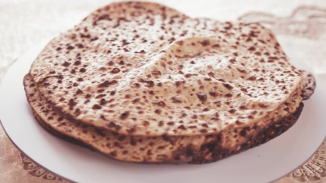 Matza shmura round for Easter seder rotates in a circle