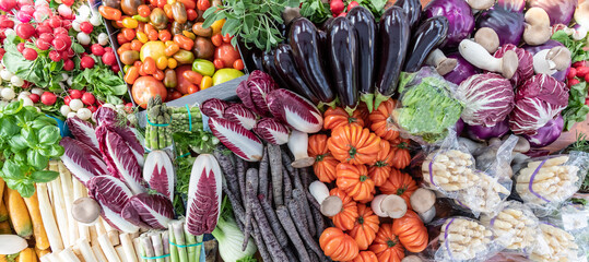Gemüsesortiment in einem Verkaufsstand