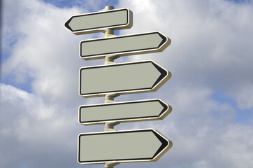 Cartelli stradali vuoti che indicano direzioni diverse.