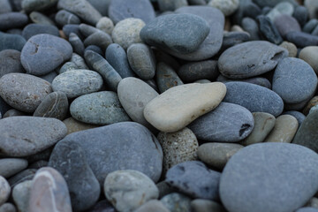 Fototapeta na wymiar Many small, different sizes of marine stones on the shore.