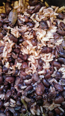 El Arroz congriz es un platillo típico cubano, el cual narra la historia del sincretismo cultural entre los españoles y los africanos que habitaron en la isla. 